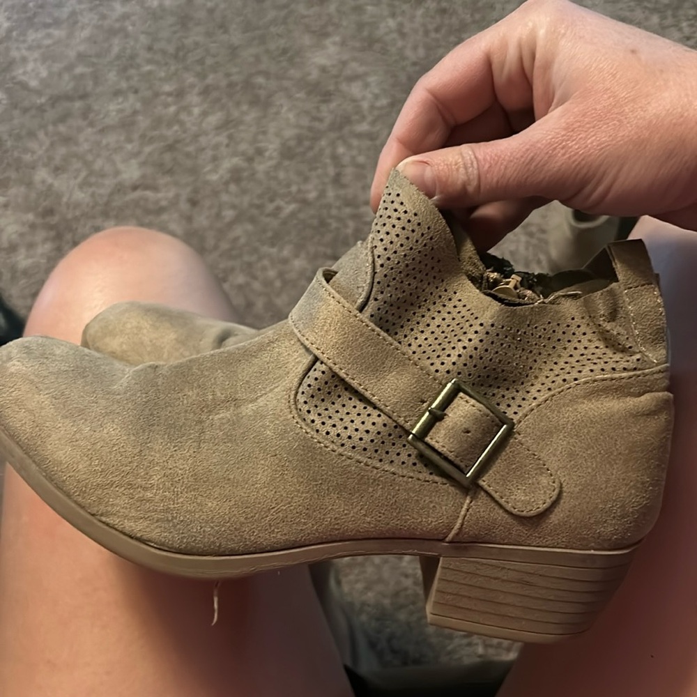 No Parking women’s size 8 tan booties.Some wear on soles. Very comfortable.